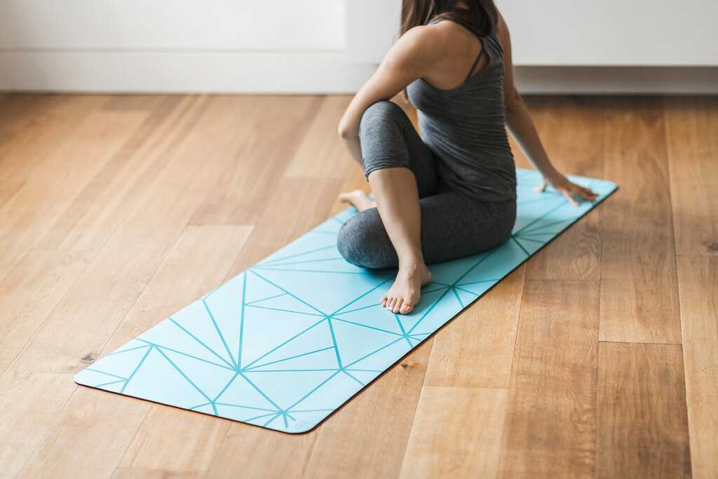 Коврик для фитнеса: как выбрать гимнастический коврик, на что обратить внимание, какие материалы лучше