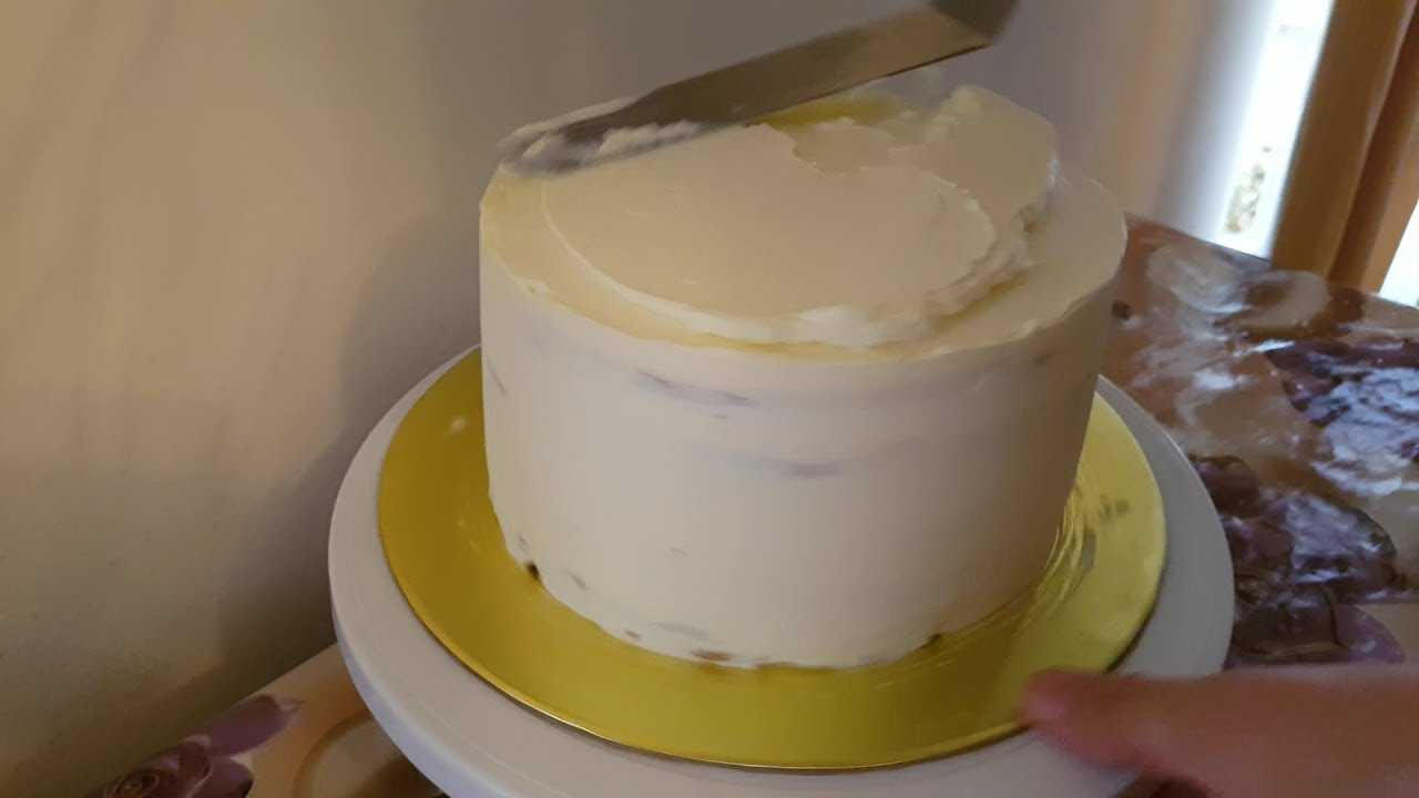 Покрываем торт сливочным кремом