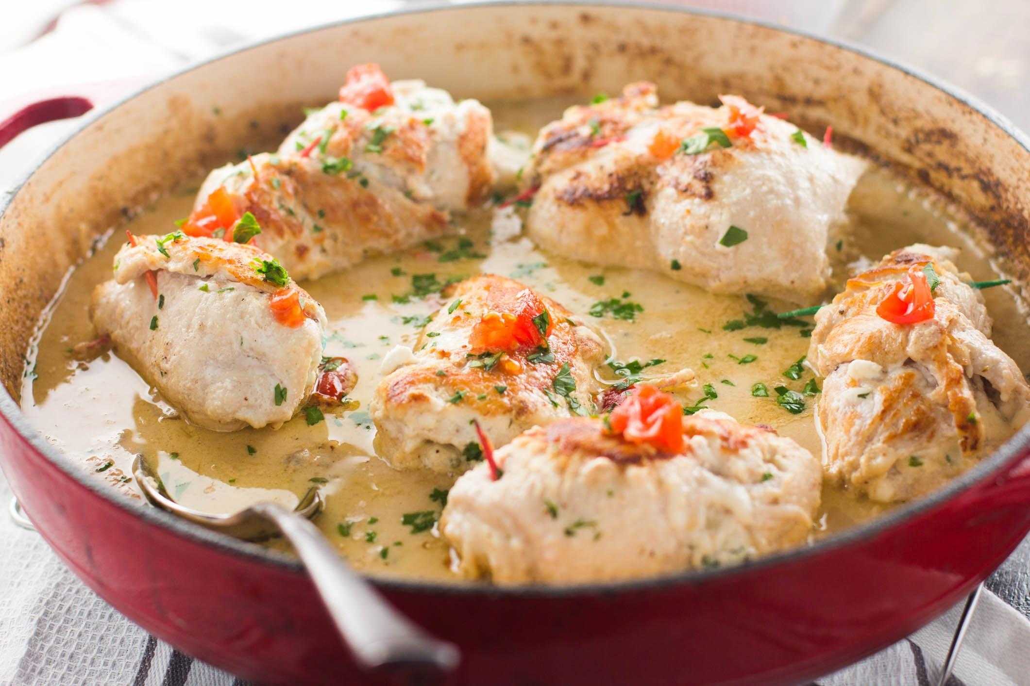 Курица в чесночно сливочном соусе на сковороде рецепт с фото