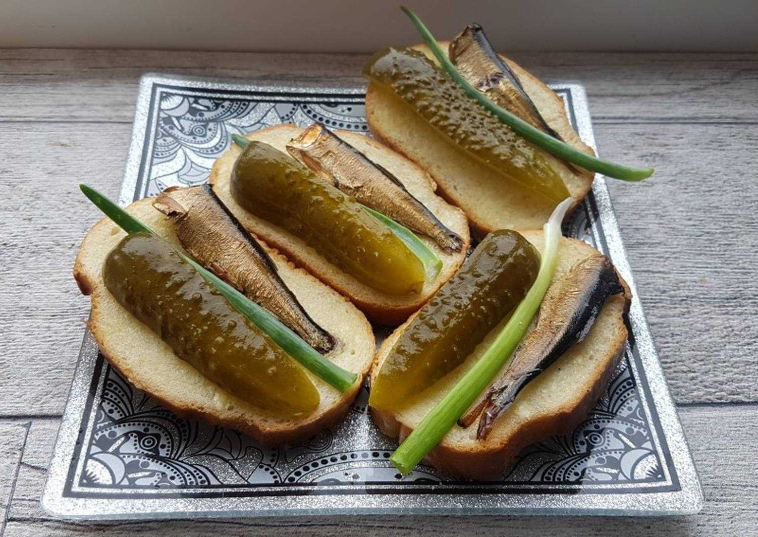 бутерброды со шпротами и огурцом фото