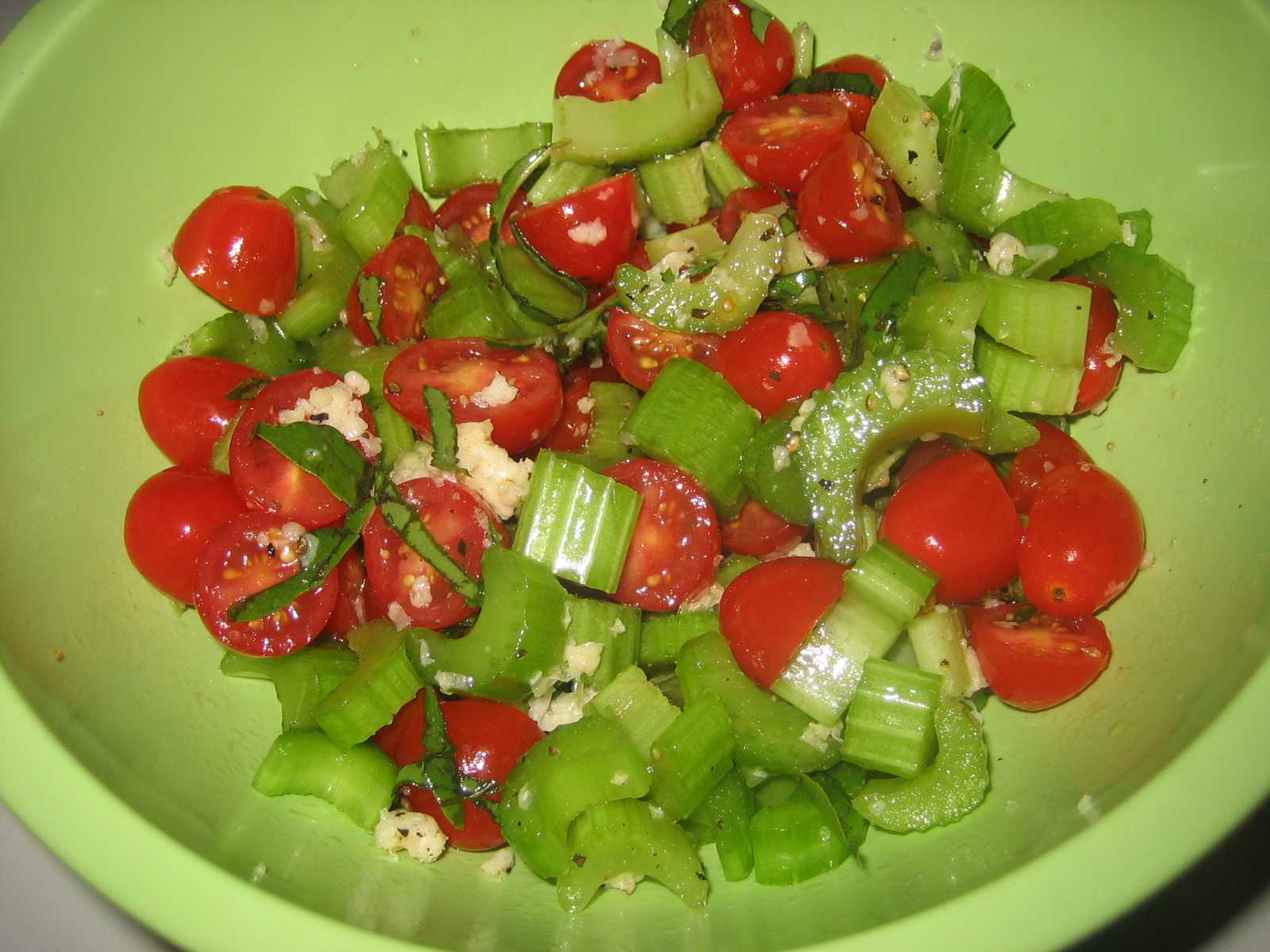 Салат из сельдерея и помидоров