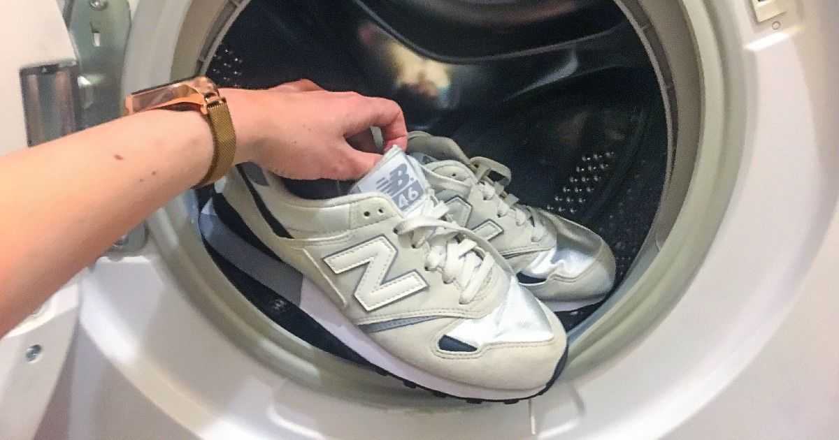 Можно стирать кожаные кроссовки в стиральной. Стиральная машина для обуви. Стирка кроссовок в стиральной машинке автомат. Обувь после стирки в машинке. Стираем кроссовки в стиральной машине автомат.