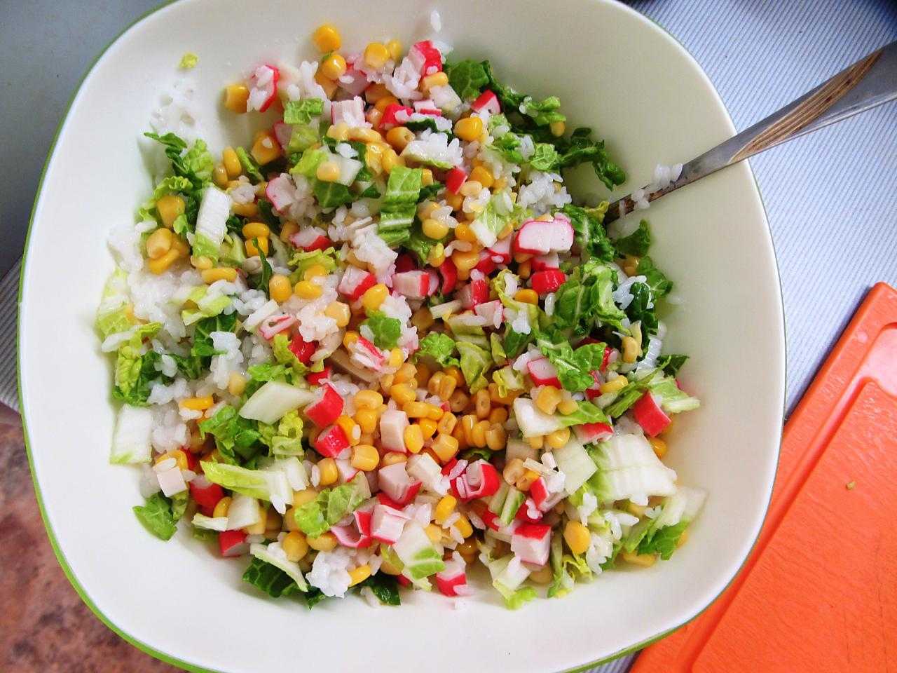 Рецепт салата из свежей капусты, яиц и кукурузы (быстро и вкусно)