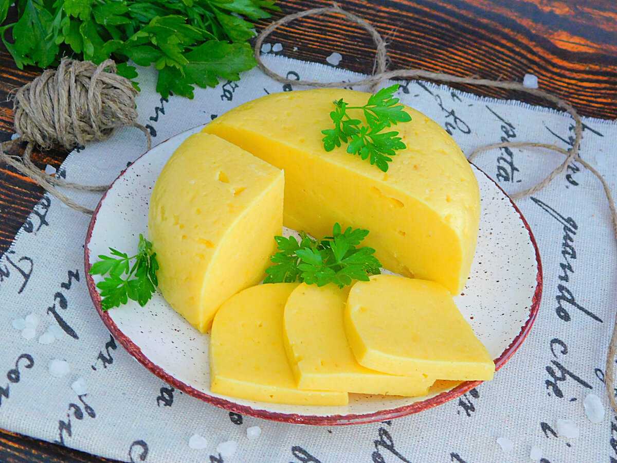 Сварить домашний сыр из творога и молока. Домашний сыр. Сыр по домашнему. Приготовление домашнего сыра. Домашний голландский сыр.