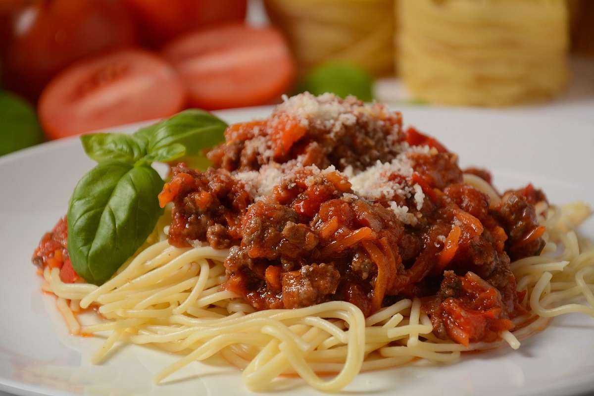 Спагетти болоньезе томатная паста. Мафальдине болоньезе. Лингвини болоньезе. Болоньезе спагетти болоньезе. Итальянская паста болоньезе.