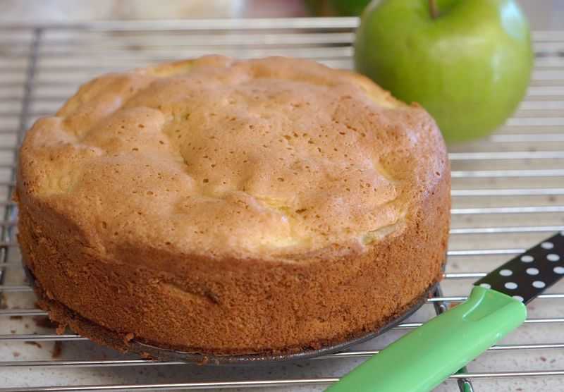 Шарлотка рецепт теста классический. Бисквитный яблочный пирог. Шарлотка пышная с яблоками. Бисквит с яблоками. Пышный пирог с яблоками.