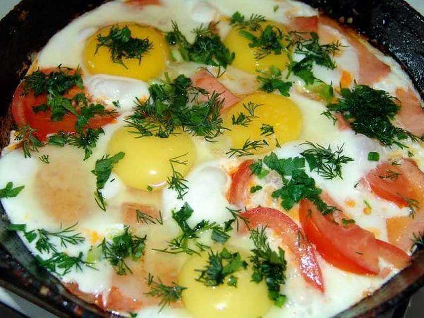 Завтрак из яиц на сковороде за считанные минуты – 12 простых рецептов