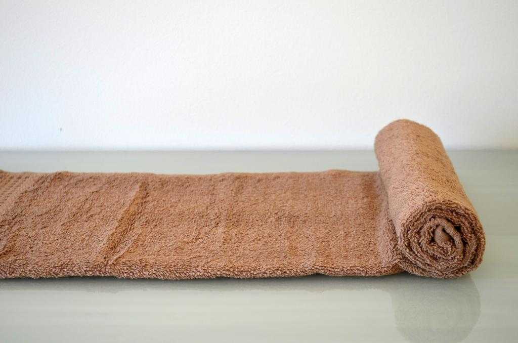 Живот полотенце. Валик из полотенца. Полотенце свернутое в валик. Махровое полотенце валик. Сложить полотенце валиком.