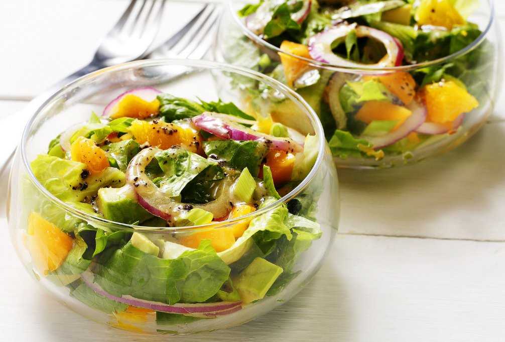 Рецепт вкусного салата для похудения. Салат. Салат с авокадо. Красивая подача овощного салата. Диетические салаты.