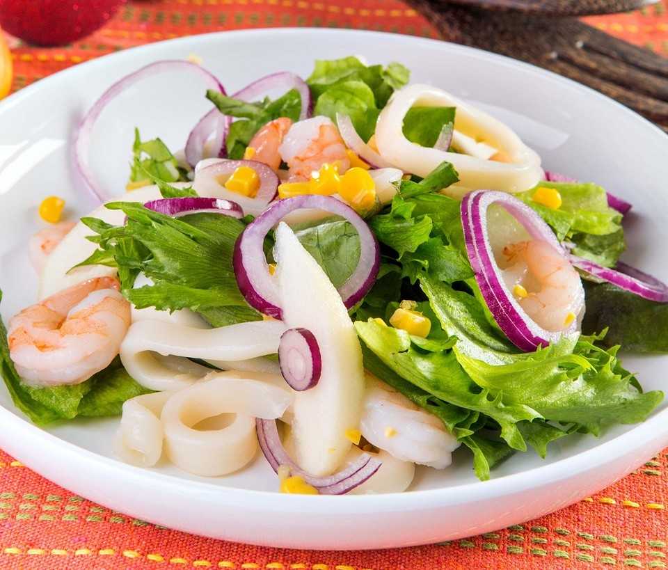 Салаты с кальмарами рецепты простые и вкусные. Салат с кальмарами. Салат с кальмарами и овощами. Салат из кальмаров с овощами. Салат с кальмарами и кукурузой.