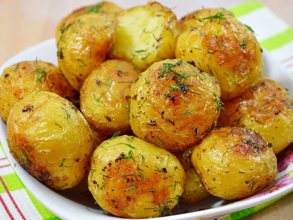 Рецепты со свежей картошкой. Картофель в мундире. Картошка в духовке. Молодеч картошка в духовке. Печеный картофель.