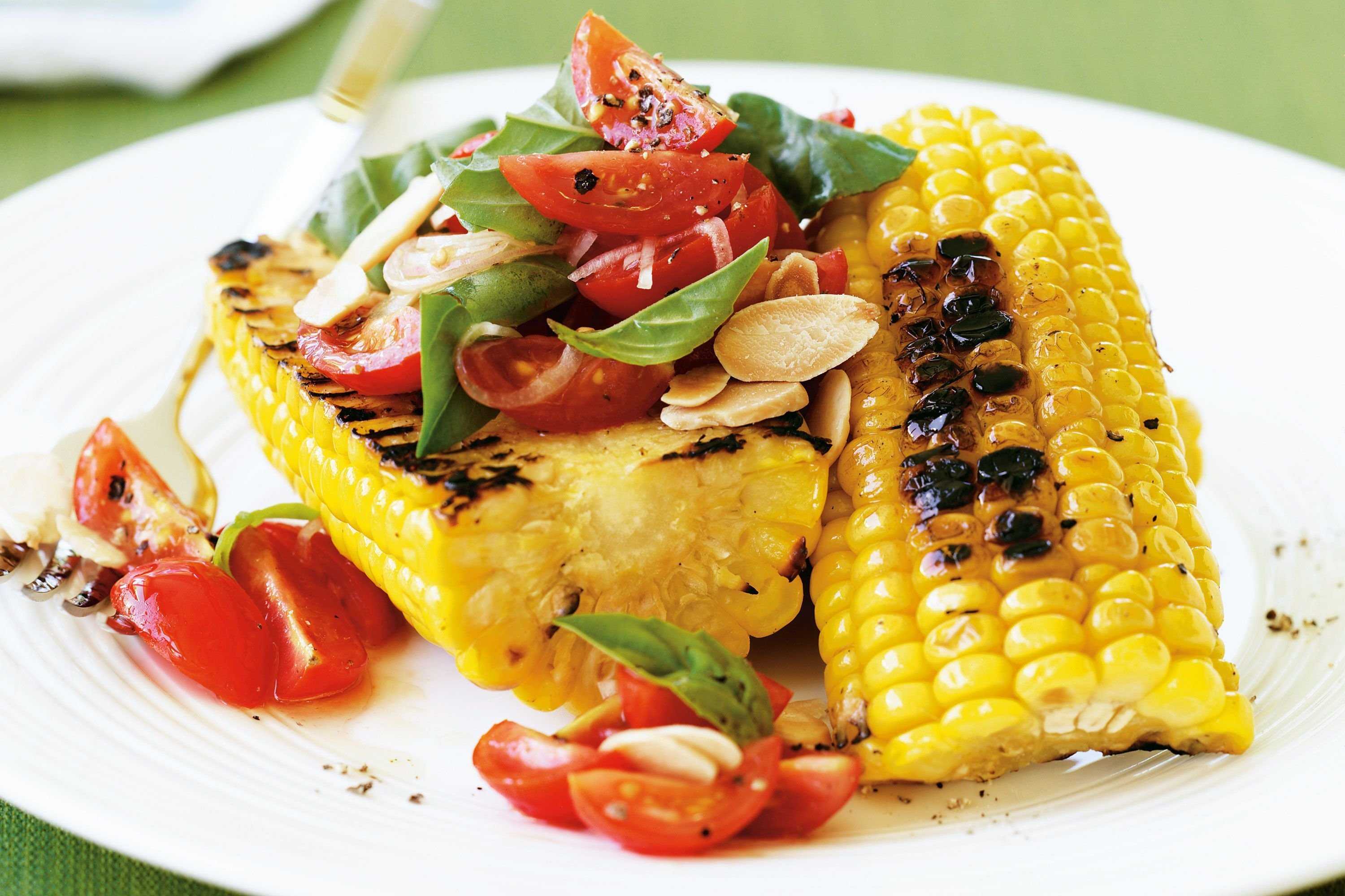 Рецепт из свежей кукурузы. Блюда из кукурузы. Кукуруза на гриле. Салат с кукурузой. Овощи гриль с кукурузой.