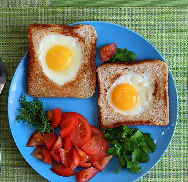 Яичница с помидорами – беспроигрышный вариант быстрого завтрака или лёгкого ужина. способы приготовления вкусной яичницы с помидорами