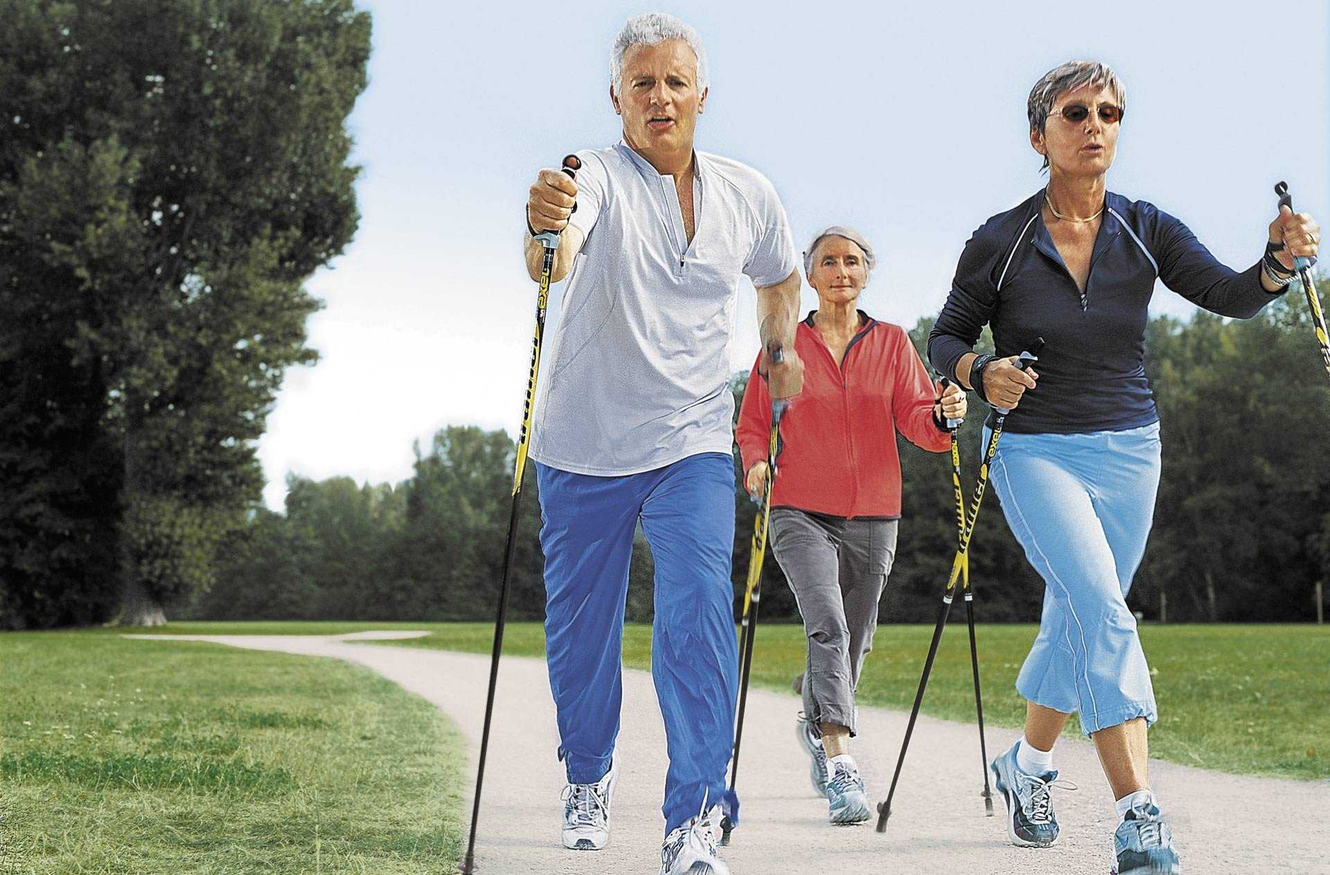 Долголетие с какого возраста. Скандинавская ходьба. Физическая активность пожилых. Спорт для пожилых. Скандинавская ходьба для пожилых.