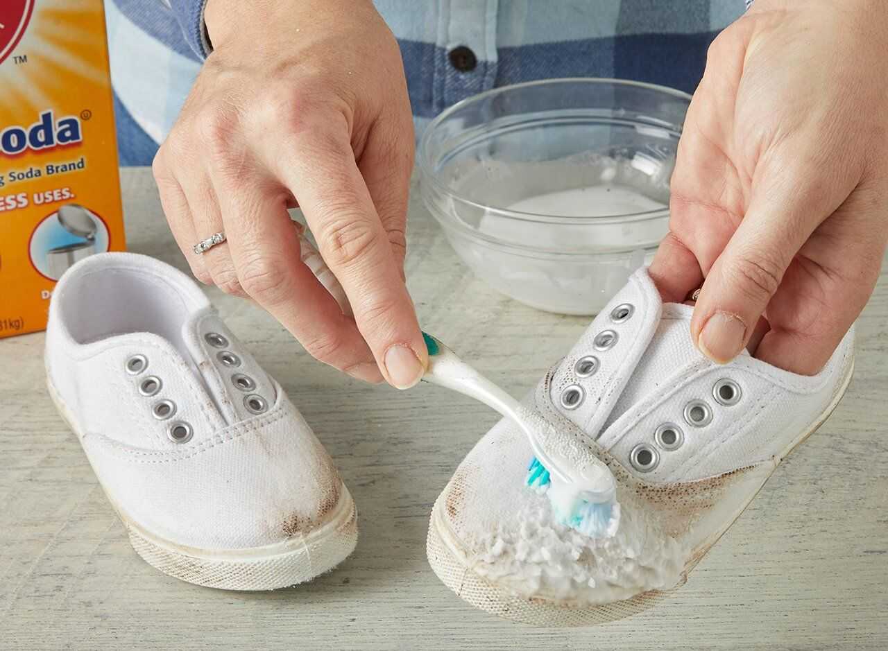 Чем очистить кроссовки в домашних условиях. Отбеливание белых кроссовок. Отбеливатель для белой обуви. Зубная паста для белой обуви. Белые кроссовки от грязи.