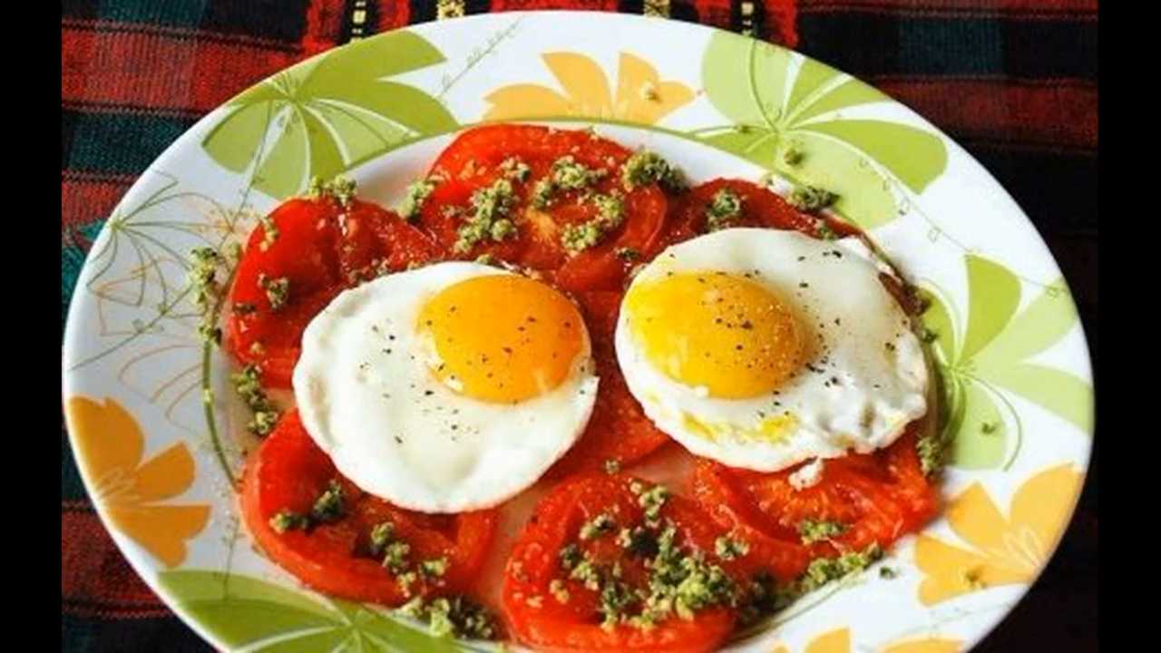 Как вкусно приготовить яичницу с помидорами по рецепту с фото