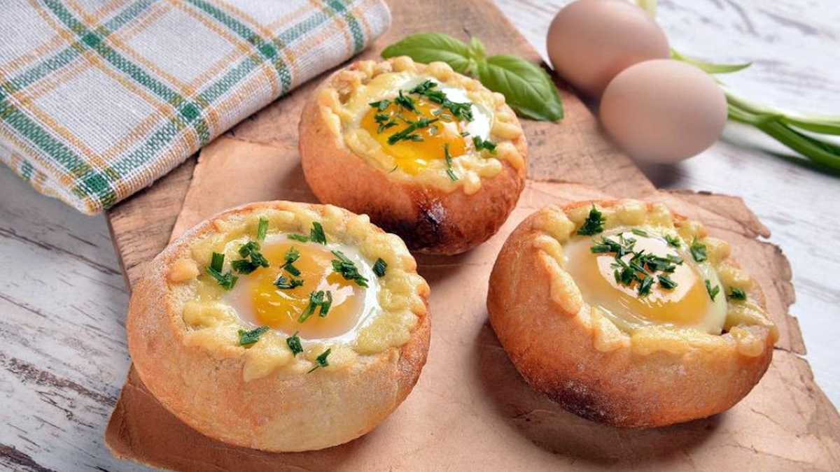 Завтраки в духовке рецепты. Яйцо в булочке в духовке. Яичница в булочке. Булочка с яйцом и сыром. Горячие булочки с яйцом, сыром и ветчиной на завтрак.