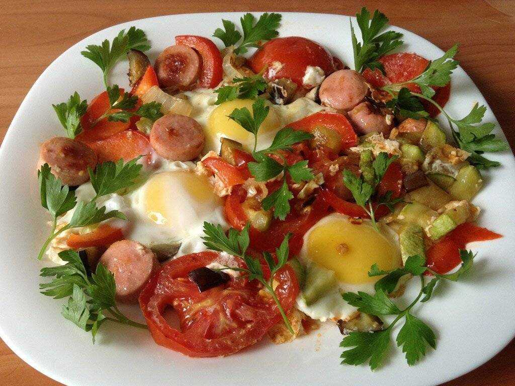 Калорийность яичницы из 1, 2, 3 яиц, как меняется калораж при добавлении колбасы, помидоров