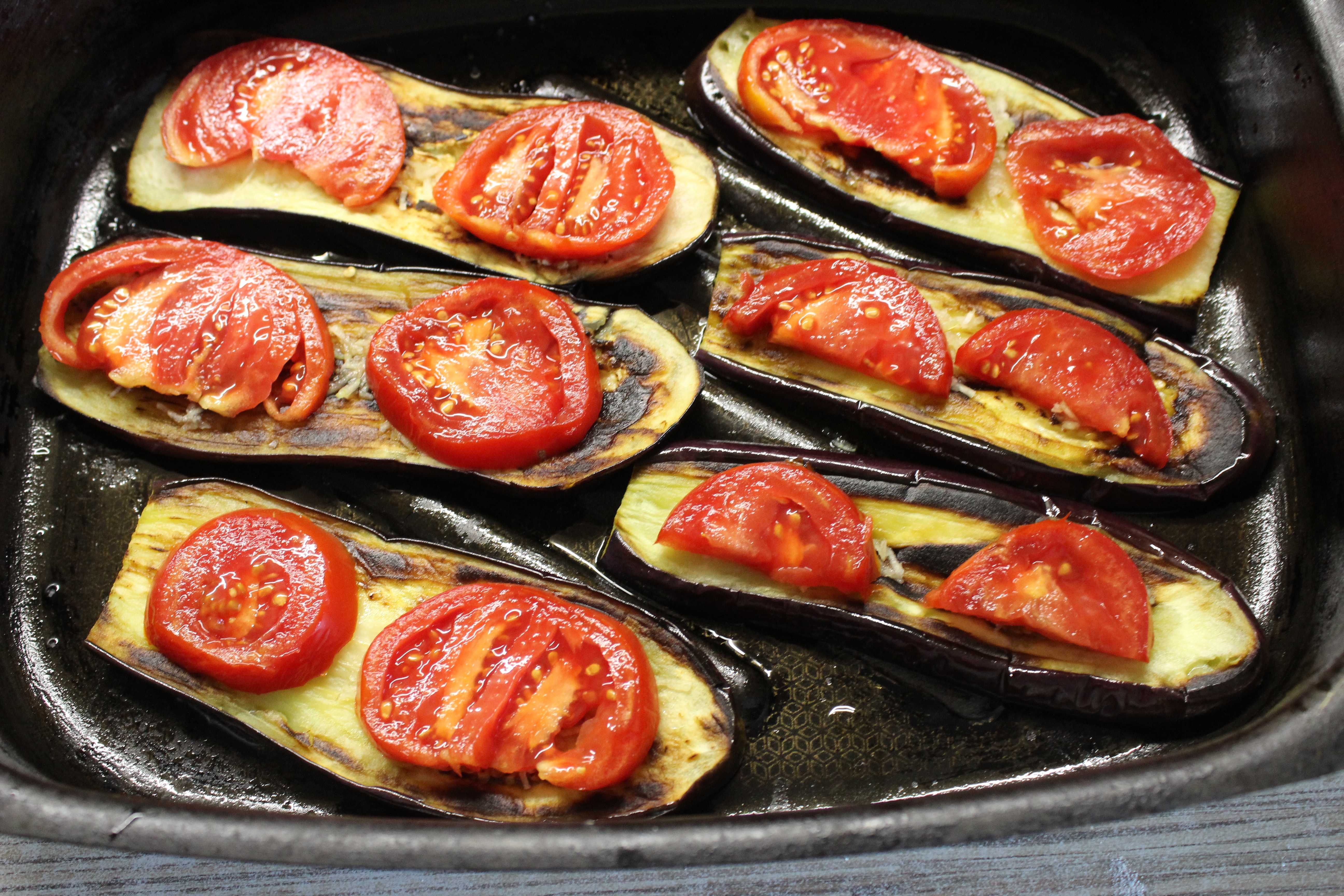 Баклажаны в духовке с помидорами и сыром и чесноком