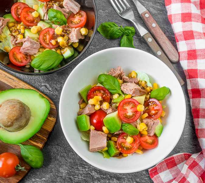 Вкусные салаты с авокадо — 11 простых рецептов в домашних условиях