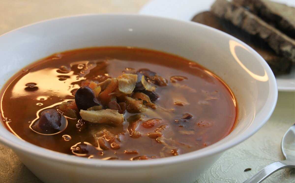 Красный фасолевый суп с курицей. Фасолевый суп армянский. Бакла шорбасы. Дженчыпс суп Адыгея. Суп с фасолью.
