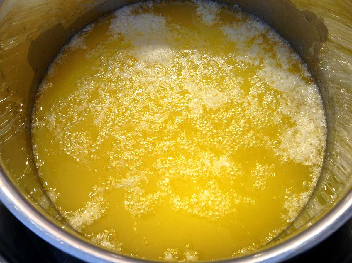 Топленое масло рецепт приготовления. Топленое масло гхи. Индийское гхи. Масло гхи приготовление. Растопленное масло.