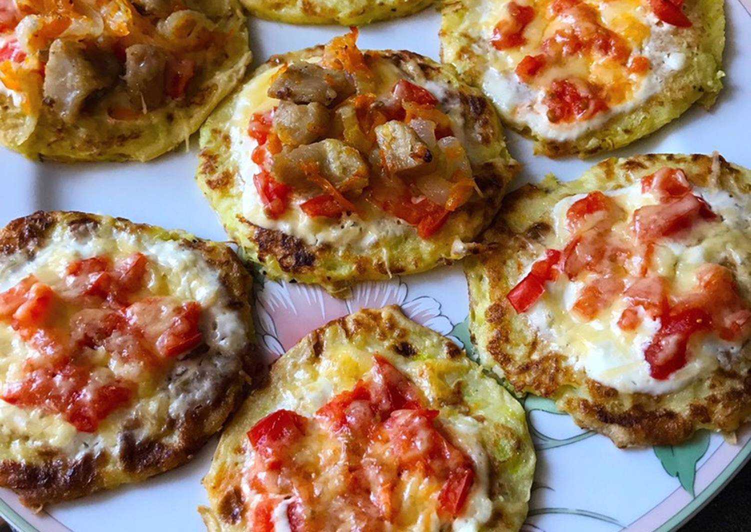 пицца из кабачков на сковороде с колбасой и сыром и помидорами на сковороде рецепт фото 69