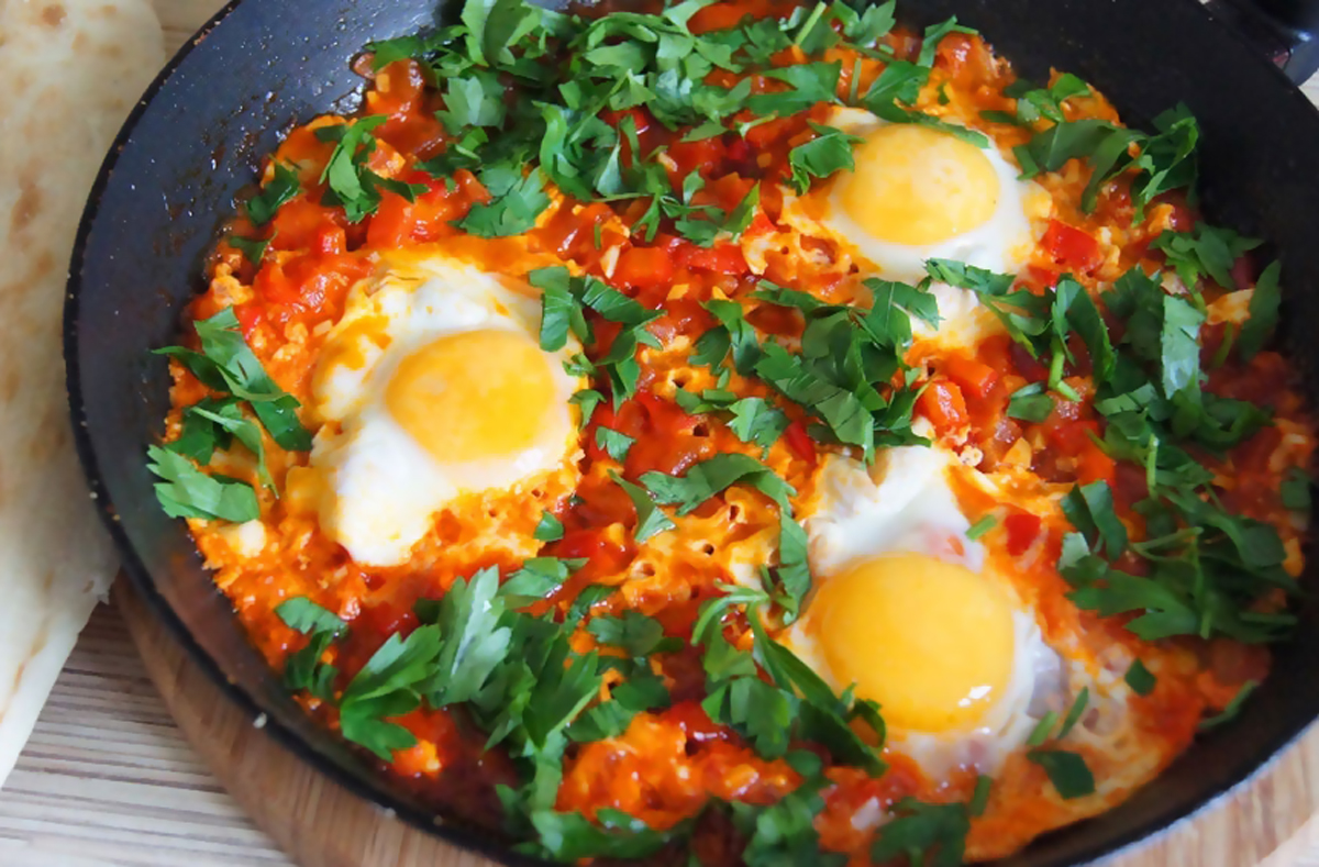Яичница с помидорами и луком - рецепт завтрака из яиц быстро и вкусно