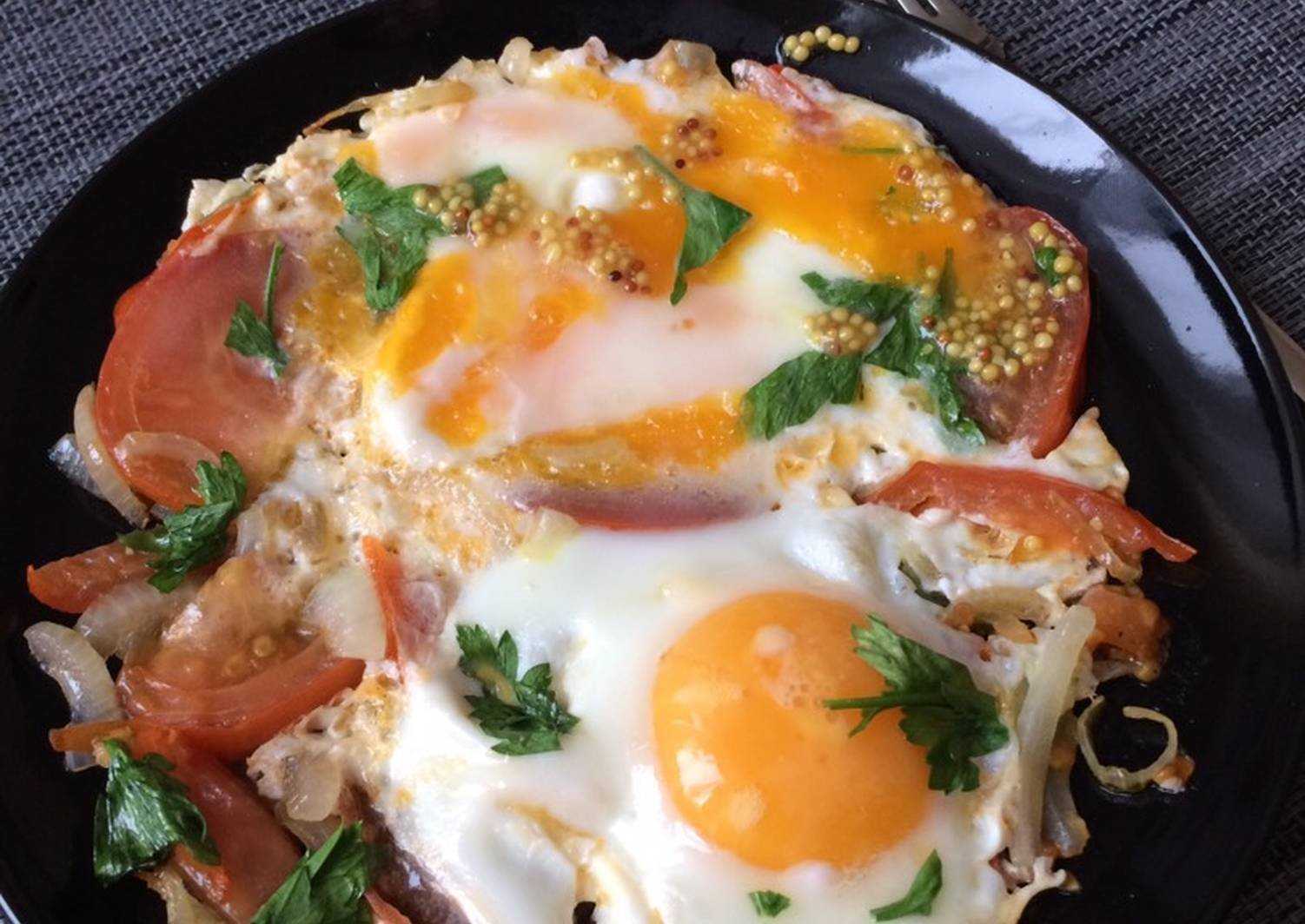 Пошаговый рецепт приготовления яичницы с помидорами