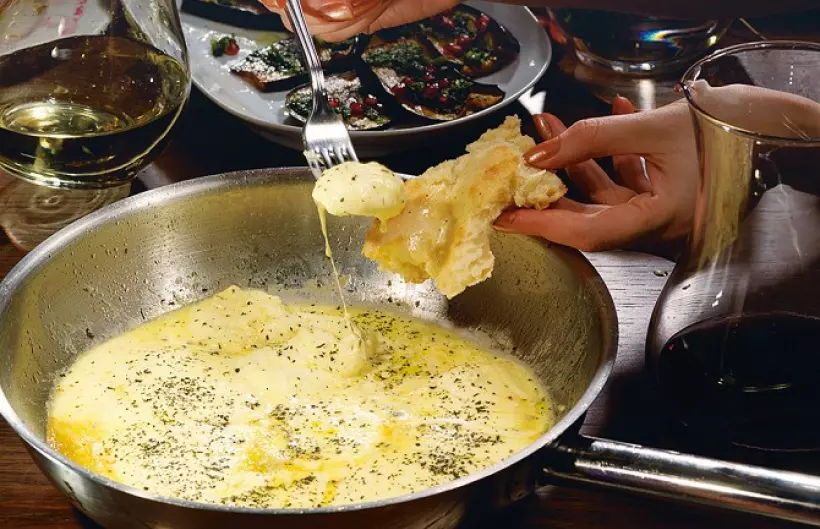 Сырыми можно жарить. Жареный сулугуни. Растопленный сыр. Блюда из жареного сыра. Расплавленный сыр блюдо грузинское.