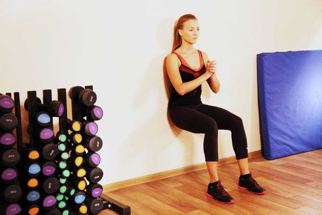 Просто и эффективно: упражнение «стульчик» у стены