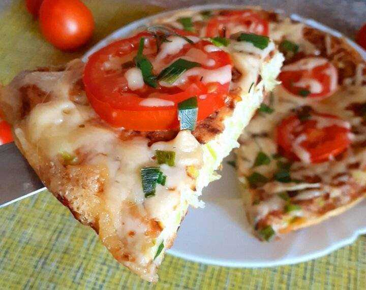 Пицца, почти овощная, где основа готовится из кабачков, а для начинки используется болгарский перец, помидоры, вареная курица и сыр