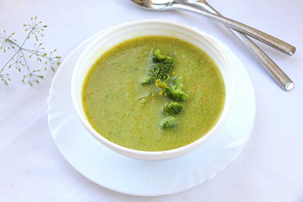 Суп пюре из брокколи классический рецепт. Суп пюре с брокколи. Диетический суп из брокколи. Суп пюре низкокалорийный. Зеленый суп с брокколи.